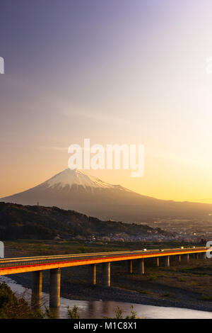 Mount Fuji und Tomei Expressway, Präfektur Shizuoka, Japan Stockfoto