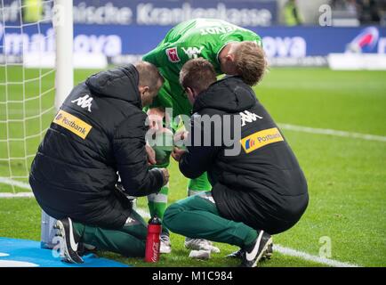 Frankfurt, Deutschland. 26 Jan, 2018. Oscar WENDT (MG) verletzt, wird behandelt, Verletzung, Fussball 1. Fussballbundesliga, 20. Spieltag, Eintracht Frankfurt (F) - Borussia Mönchengladbach (MG), am 26.01.2018 in Frankfurt/Deutschland. | Verwendung der weltweiten Kredit: dpa/Alamy leben Nachrichten Stockfoto