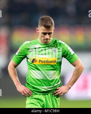 Frankfurt, Deutschland. 26 Jan, 2018. Thorgan Gefahr (MG) enttäuscht nach dem SPiel, Fussball 1. Fussballbundesliga, 20. Spieltag, Eintracht Frankfurt (F) - Borussia Mönchengladbach (MG), am 26.01.2018 in Frankfurt/Deutschland. | Verwendung der weltweiten Kredit: dpa/Alamy leben Nachrichten Stockfoto