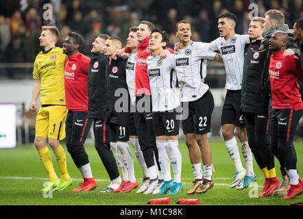 Frankfurt, Deutschland. 26 Jan, 2018. Die endgültigen Jubel F, sterben Mannschaft feiert vor den Fans, Fussball 1. Fussballbundesliga, 20. Spieltag, Eintracht Frankfurt (F) - Borussia Mönchengladbach (MG), am 26.01.2018 in Frankfurt/Deutschland. | Verwendung der weltweiten Kredit: dpa/Alamy leben Nachrichten Stockfoto