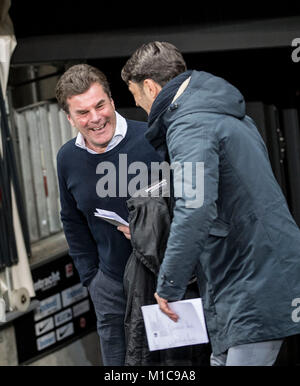 Frankfurt, Deutschland. 26 Jan, 2018. Trainer Dieter Hecking l. (MG) mit Trainer Niko Kovac (F), Fussball 1. Fussballbundesliga, 20. Spieltag, Eintracht Frankfurt (F) - Borussia Mönchengladbach (MG), am 26.01.2018 in Frankfurt/Deutschland. | Verwendung der weltweiten Kredit: dpa/Alamy leben Nachrichten Stockfoto