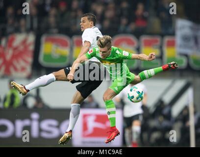 Frankfurt, Deutschland. 26 Jan, 2018. Timothy CHANDLER l. (F) im Duelle gegen Patrick HERRMANN (MG), Aktion, Fussball 1. Fussballbundesliga, 20. Spieltag, Eintracht Frankfurt (F) - Borussia Mönchengladbach (MG), am 26.01.2018 in Frankfurt/Deutschland. | Verwendung der weltweiten Kredit: dpa/Alamy leben Nachrichten Stockfoto