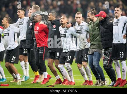 Frankfurt, Deutschland. 26 Jan, 2018. Die endgültigen Jubel F, sterben Mannschaft feiert vor den Fans, Fussball 1. Fussballbundesliga, 20. Spieltag, Eintracht Frankfurt (F) - Borussia Mönchengladbach (MG), am 26.01.2018 in Frankfurt/Deutschland. | Verwendung der weltweiten Kredit: dpa/Alamy leben Nachrichten Stockfoto