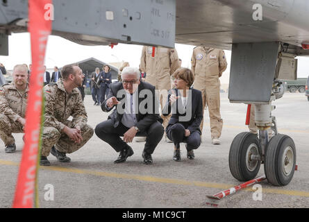 Amman, Jordanien. 29 Jan, 2018. Deutsche Präsident Frank-Walter Steinmeier (C) und seine Frau Elke Buedenbender (R) besuchen Sie die Deutsche service Truppe 'Counter Daesh' an der jordanischen Air Base in Amman, Jordanien, 29. Januar 2018. Steinmeier ist auf einer 5-tägigen Reise nach Jordanien und dem Libanon. Quelle: Jörg Carstensen/dpa/Alamy leben Nachrichten Stockfoto