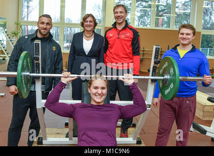 Bob Athlet Kevin Kuske (L-R), sports Minister des Landes Brandenburg Demoractic Britta Ernst (SPD), Athleten Lisa-Marie Buckwitz, Head Coach Jörg Weber und Athlet Christian Poser stellen während einer Pressekonferenz bei den Olympischen und Paralympischen Training Center Kienbaum, Deutschland, 29. Januar 2018. Die Athleten des SC Potsdam e.V., die sich für die olympische Mannschaft nominiert wurden, werden derzeit ihre abschließende Schulung - Sie werden in den beiden Personen und vier Personen Bob Wettbewerb. Bei den Olympischen Spielen findet zwischen dem 9. und dem 25. Februar in Südkorea. Foto: Stockfoto