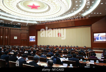 Peking, China. 29 Jan, 2018. Zhang Dejiang, Vorsitzender des 12. Nationalen Volkskongress (NVK) Ständiger Ausschuss, den Vorsitz bei der 32. Sitzung des Ständigen Ausschusses 12 NPC in der Großen Halle des Volkes in Peking, der Hauptstadt von China, Jan. 29, 2018. Die von der Kommunistischen Partei Chinas (KPCH) Zentralausschuss, Li Zhanshu, Mitglied des Ständigen Ausschusses des Politbüros des Zentralkomitees der CPC anvertraut, unterrichtete Gesetzgeber über einen Vorschlag des CPC-Zentralausschusses zur Revision der Verfassung. Credit: Yao Dawei/Xinhua/Alamy leben Nachrichten Stockfoto
