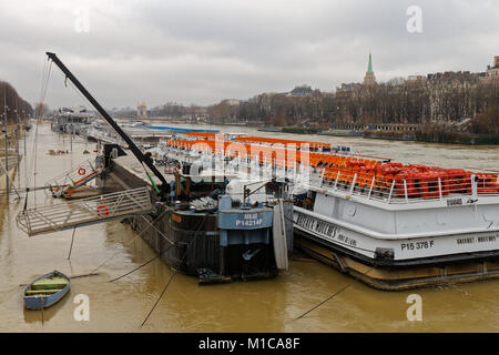 PARIS, Frankreich. 27 Jan, 2018. Seine Fluten und Platzt seine Banken Kredit: chromoprisme/Alamy leben Nachrichten Stockfoto