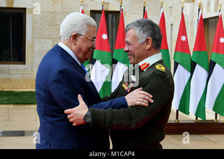 Amman, Amman, Jordanien. 29 Jan, 2018. Der palästinensische Präsident Mahmud Abbas wird von Jordaniens König Abdullah II. in der Hauptstadt Amman, begrüßte am 29 Januar, 2018 Credit: thaer Ganaim/APA-Images/ZUMA Draht/Alamy leben Nachrichten Stockfoto