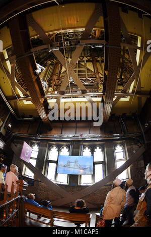 London, Großbritannien. 20 Aug, 2017. Touristen im Museum der Tower Bridge in London, England, 20. August 2017. - Keine LEITUNG SERVICE-Credit: Waltraud Grubitzsch/dpa-Zentralbild/dpa/Alamy leben Nachrichten Stockfoto