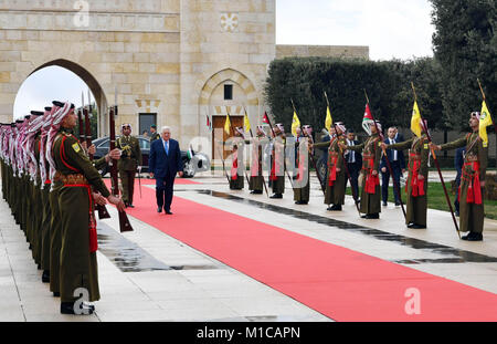 Amman, Amman, Jordanien. 29 Jan, 2018. Der palästinensische Präsident Mahmoud Abbas Bewertungen der Ehrengarde vor seinem Treffen mit Jordaniens König Abdullah II. in der Hauptstadt Amman, 29 Januar, 2018 Credit: thaer Ganaim/APA-Images/ZUMA Draht/Alamy leben Nachrichten Stockfoto