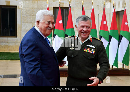 Amman, Amman, Jordanien. 29 Jan, 2018. Der palästinensische Präsident Mahmud Abbas wird von Jordaniens König Abdullah II. in der Hauptstadt Amman, begrüßte am 29 Januar, 2018 Credit: thaer Ganaim/APA-Images/ZUMA Draht/Alamy leben Nachrichten Stockfoto