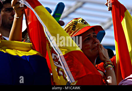 Juni 7, 2011 - Puerto La Cruz, Anzoategui, Venezuela - Juni 07., 2011. Eine venezuelanische Mädchen trägt das Shirt von Spanien in den Ständen der JosÅ½ Antonio Anzoâ €¡tegui Stadion, in der Stadt von Puerto la Cruz, anzoategui Zustand. Foto: Juan Carlos Hernandez (Credit Bild: © Juan Carlos Hernandez über ZUMA Draht) Stockfoto