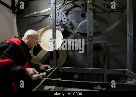 Prag, Tschechische Republik. 29 Jan, 2018. Clockmaster Petr Skala zerlegt die Uhr Maschine des historischen Prag Astronomische Uhr in Prag, Tschechische Republik, am Montag, 29. Januar 2018. Die Uhr wird komplett zerlegt werden, um durch die Restauratoren, das repariert werden soll. Credit: Katerina Sulova/CTK Photo/Alamy leben Nachrichten Stockfoto