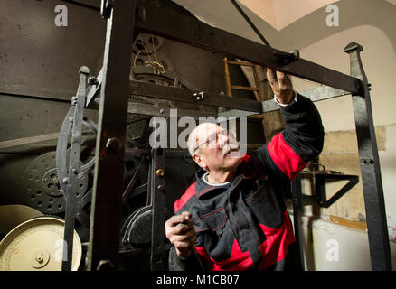 Prag, Tschechische Republik. 29 Jan, 2018. Clockmaster Petr Skala zerlegt die Uhr Maschine des historischen Prag Astronomische Uhr in Prag, Tschechische Republik, am Montag, 29. Januar 2018. Die Uhr wird komplett zerlegt werden, um durch die Restauratoren, das repariert werden soll. Credit: Katerina Sulova/CTK Photo/Alamy leben Nachrichten Stockfoto