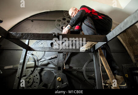 Prag, Tschechische Republik. 29 Jan, 2018. Clockmaster Petr Skala zerlegt die Uhr Maschine des historischen Prag Astronomische Uhr in Prag, Tschechische Republik, am Montag, 29. Januar 2018. Die Uhr wird komplett zerlegt werden, um durch die Restauratoren, das repariert werden soll. Credit: Katerina Sulova/CTK Photo/Alamy leben Nachrichten Stockfoto