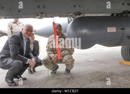 Amman, Jordanien. 29 Jan, 2018. Deutsche Präsident Frank-Walter Steinmeier (L) und seine Frau Elke Buedenbender (C) besuchen Sie die Deutsche service Truppe 'Counter Daesh' an der jordanischen Air Base in Amman, Jordanien, 29. Januar 2018. Steinmeier ist auf einer 5-tägigen Reise nach Jordanien und dem Libanon. Quelle: Jörg Carstensen/dpa/Alamy leben Nachrichten Stockfoto