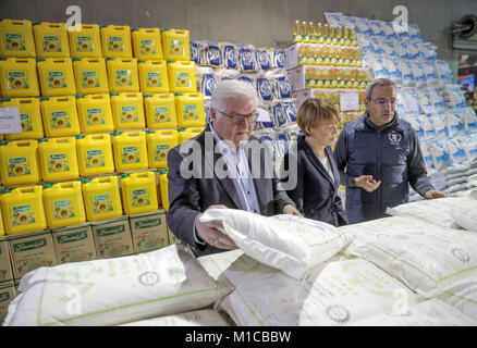 Amman, Jordanien. 29 Jan, 2018. Deutsche Präsident Frank-Walter Steinmeier (l) und seine Frau Elke Buedenbender einen Supermarkt am Displaced Persons Camp' al-azraq" in Amman, Jordanien, 29. Januar 2018 zu besuchen. Steinmeier ist auf einer 5-tägigen Reise nach Jordanien und dem Libanon. Quelle: Jörg Carstensen/dpa/Alamy leben Nachrichten Stockfoto