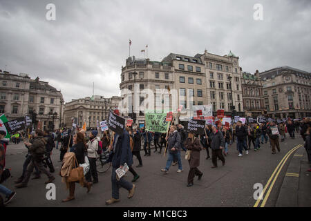 Dezember 12, 2015 - London, Vereinigtes Königreich - Demonstranten gesehen marschieren während der Demonstration.. Tausende von Demonstranten gegen den Krieg protestieren außerhalb der Downing Street im Widerspruch zu den möglichen britische Beteiligung an der Bombardierung von Syrien. (Bild: © Rahman Hassani/SOPA über ZUMA Draht) Stockfoto