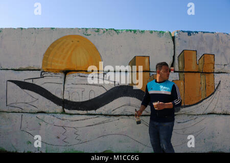 Jerusalem. 29 Jan, 2018. Künstler Bakr Omar und Rania Murad malen Wandgemälde von Jerusalem in der Nähe des Hafens von Gaza, Solidarität mit Jerusalem zum Ausdruck zu bringen. 29 Jan, 2018. Zu Beginn des letzten Dezember US Präsident Donald Trump angekündigt ist uns Anerkennung Jerusalems als Hauptstadt Israels. Trotz der Ankündigung der Palästinenser weiterhin Ost-jerusalem, die derzeit von Israel besetzten Gebieten zu sehen, als das Kapital ihrer zukünftigen palästinensischen Staat Credit: Ahmad Hasaballah/ImagesLive/ZUMA Draht/Alamy leben Nachrichten Stockfoto