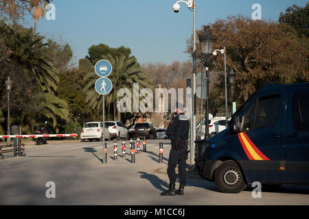 Januar 29, 2018 - Barcelona, Katalonien, Spanien - In Barcelona eine Spanische Polizei Policia Nacional wacht auf den Zugriff auf das katalanische Parlament Gebäude Stunden vor Präsident Investitur Debatte. Das katalanische Parlament einberufen die Debatte über Investitionen Carles Puigdemont als Präsident von Katalonien für Dienstag, den 30. Januar. Die Ansage kam trotz Drohungen seitens der spanischen Regierung, dass sie eine mögliche Kandidatur Puigdemont Herausforderung an das spanische Verfassungsgericht würde. Stockfoto