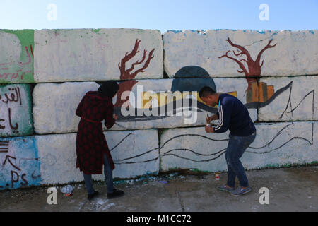 Jerusalem. 29 Jan, 2018. Künstler Bakr Omar und Rania Murad malen Wandgemälde von Jerusalem in der Nähe des Hafens von Gaza, Solidarität mit Jerusalem zum Ausdruck zu bringen. 29 Jan, 2018. Zu Beginn des letzten Dezember US Präsident Donald Trump angekündigt ist uns Anerkennung Jerusalems als Hauptstadt Israels. Trotz der Ankündigung der Palästinenser weiterhin Ost-jerusalem, die derzeit von Israel besetzten Gebieten zu sehen, als das Kapital ihrer zukünftigen palästinensischen Staat Credit: Ahmad Hasaballah/ImagesLive/ZUMA Draht/Alamy leben Nachrichten Stockfoto