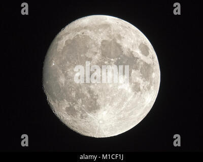 Sheerness, Kent, Großbritannien. 29 Jan, 2018. UK Wetter: Der fast volle Mond über Sheerness in einer klaren Nacht. Credit: James Bell/Alamy leben Nachrichten Stockfoto