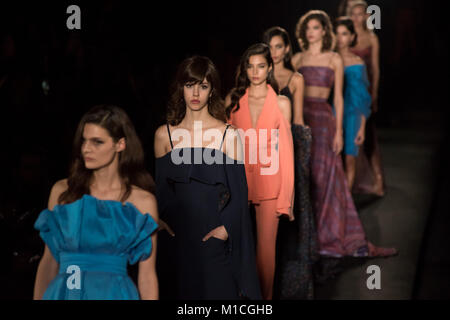 Barcelona, Katalonien, Spanien. 29 Jan, 2018. Modelle tragen ZE Garcia Designs gehen Sie die Start- und Landebahn bei der Eröffnung zeigen für den Barcelona 080 Fashion Week 2018. Credit: Jordi Boixareu/ZUMA Draht/Alamy leben Nachrichten Stockfoto