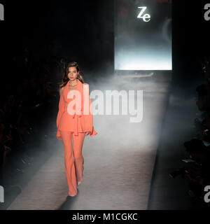 Barcelona, Spanien. 29 Jan, 2018. Ein Modell, das Tragen eines ZE Garcia Design geht der Start- und Landebahn bei der Eröffnung zeigen für den Barcelona 080 Fashion Week 2018. Credit: Jordi Boixareu/Alamy leben Nachrichten Stockfoto