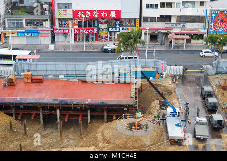 Eine nicht explodierte Gerät von einer Baustelle in der Nähe von Kokusai-Dori, der wichtigsten Einkaufsstraße in Naha am 20 Januar, 2018 in Okinawa, Japan entfernt. Die Straße war temporaily Für die Beseitigung der US-Bombe, die ein Relikt der 1945 Schlacht von Okinawa wurde geschlossen. Credit: Wataru Kohayakawa/LBA/Alamy leben Nachrichten Stockfoto