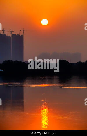 Taiyuan, Taiyuan, China. 30 Jan, 2018. Taiyuan, China - Sunrise Landschaft in Jinyang See in Taiyuan, Provinz Shanxi im Norden Chinas. Credit: SIPA Asien/ZUMA Draht/Alamy leben Nachrichten Stockfoto