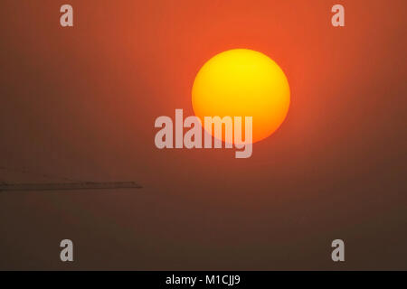 Taiyuan, Taiyuan, China. 30 Jan, 2018. Taiyuan, China - Sunrise Landschaft in Jinyang See in Taiyuan, Provinz Shanxi im Norden Chinas. Credit: SIPA Asien/ZUMA Draht/Alamy leben Nachrichten Stockfoto