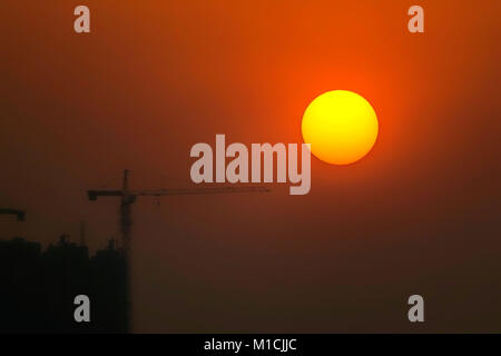 Taiyuan, Taiyuan, China. 30 Jan, 2018. Taiyuan, China - Sunrise Landschaft in Jinyang See in Taiyuan, Provinz Shanxi im Norden Chinas. Credit: SIPA Asien/ZUMA Draht/Alamy leben Nachrichten Stockfoto