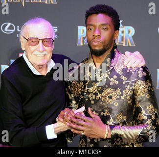 Los Angeles, Kalifornien, USA. 29. Januar, 2018. (L - R) Autor/Produzent Stan Lee und Schauspieler CHadwick Boseman besucht die Weltpremiere von Marvel Studios' 'Black Panther' bei Dolby Theater, am 29. Januar in Los Angeles, Kalifornien 2018. Foto von Barry King/Alamy leben Nachrichten Stockfoto