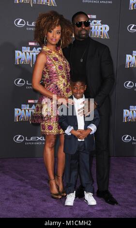 Los Angeles, CA, USA. 29 Jan, 2018. Sterling Brown, Familie bei der Ankunft für Marvel Studios black panther Premiere, die Dolby Theater in Hollywood und Highland Center, Los Angeles, CA 29. Januar 2018. Credit: Elizabeth Goodenough/Everett Collection/Alamy leben Nachrichten Stockfoto