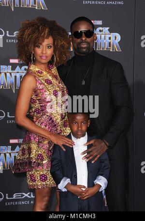 Los Angeles, CA, USA. 29 Jan, 2018. Sterling Brown, Familie bei der Ankunft für Marvel Studios black panther Premiere, die Dolby Theater in Hollywood und Highland Center, Los Angeles, CA 29. Januar 2018. Credit: Elizabeth Goodenough/Everett Collection/Alamy leben Nachrichten Stockfoto