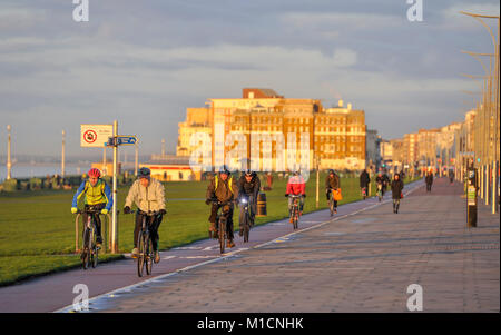 Brighton, UK. 30 Jan, 2018. Radfahrer machen sich auf den Weg entlang der Küste von Brighton und Hove am frühen Morgen zu arbeiten. Das Wetter Prognose viel kälter in Großbritannien in den nächsten Tagen nach den letzten Wind und Regen Credit: Simon Dack/Alamy leben Nachrichten Stockfoto