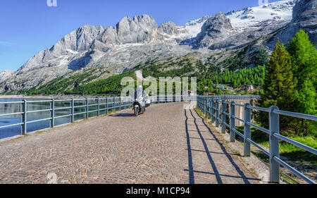 Motorradfahrer auf Mountain Road, Passo Fedaia (Fedaia Pass), am Fuße der Marmolada Massiv und in der Nähe des Lago Fedaia, Dolomiten, Fassatal, Trentino Stockfoto