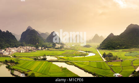 Beeindruckende Reisfelder und Karsterscheinungen Landschaft in Guangxi Provinz von China Stockfoto