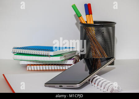 Notebook mit einem Mobiltelefon auf Öffnen Stockfoto