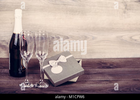 Valentines Tag. Champagner, Wein Gläser und Geschenk in einer Box. Termin, Geburtstag. Konzept: das Glück, Urlaub Stockfoto