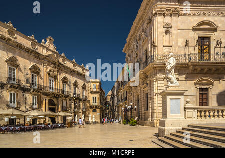 Die Piazza del Duomo in Ortigia, Syrakus, Sizilien, Italien Stockfoto