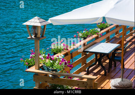 Romantische Terrasse am Lago Alleghe, Belluno, Italien: Eine faszinierende See, im geographischen Herzen der Dolomiten UNESCO Weltnaturerbe Stockfoto