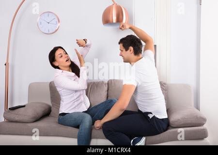 Zornigen jungen Mann trifft Frau zu Hause Stockfoto