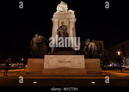 Denkmal für Tisza Istvan nachts auf Kossuth Lajos Platz in Budapest, Ungarn, Europa Stockfoto