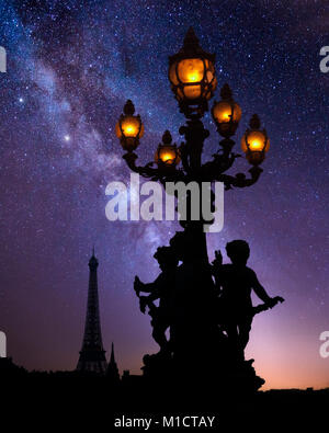 FR - PARIS: Abends über Pont Alexandre III Stockfoto