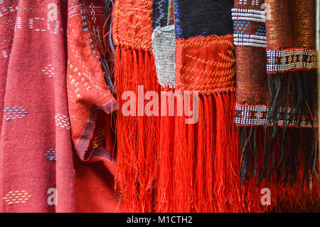 Hand traditionelle Batak Stoff gewoben als Souvenirs in Samosir, Nord Sumatra in Indonesien verkauft. Stockfoto