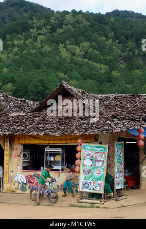 Ein Restaurant und ein Geschäft im chinesischen Dorf Mae Aw in der Nähe der Stadt Mae Hong Son im Norden der Provinz Mae Hong Son im Norden von Thailand Stockfoto