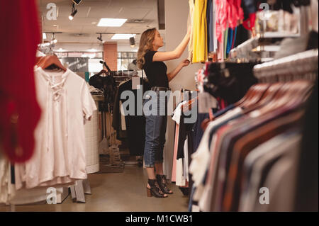 Schöne Frau Einkaufsmöglichkeiten für Kleidung Stockfoto