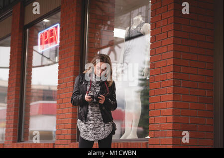 Schöne Frau überprüfung Bild auf Digitalkamera Stockfoto