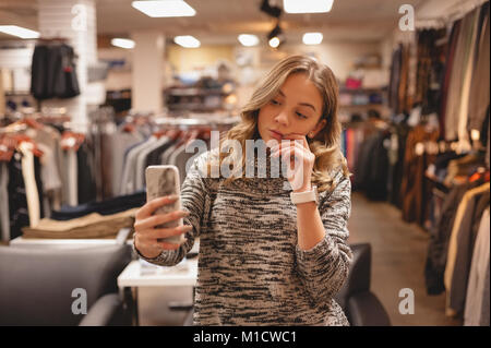 Schöne Frau unter selfie mit Handy Stockfoto